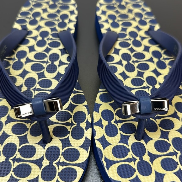 Coach Amel Navy/Tan Thong Flip Flops Size 6 B Silver Bow Detail Signatur… - Picture 5 of 15